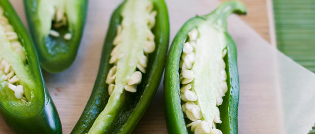 Video: How to Remove Seeds from a Jalapeño