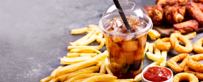 Study Claims Women Don’t Like to Eat Junk Food in Front of Attractive Men