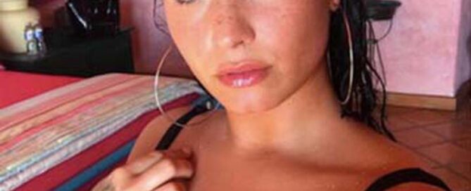demi lovato swimsuit selfie